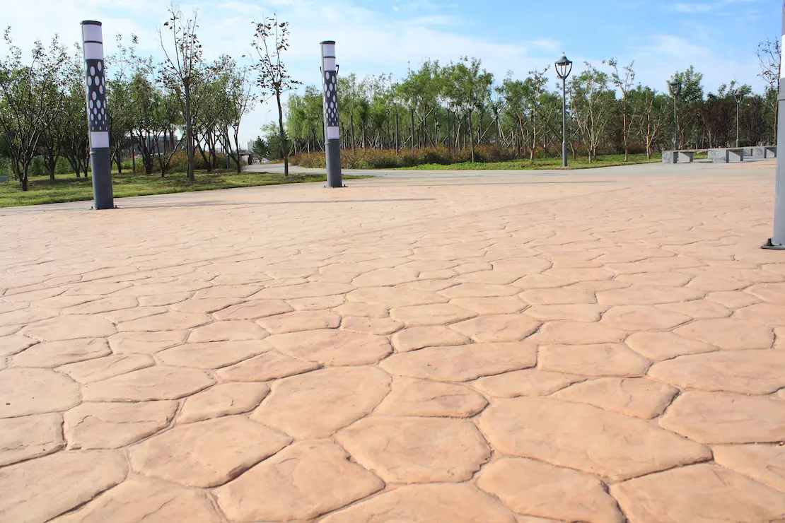 Zona de relax de una universidad con pavimento de concreto estampado. Zona de relax de una universidad con pavimento de concreto estampado.
