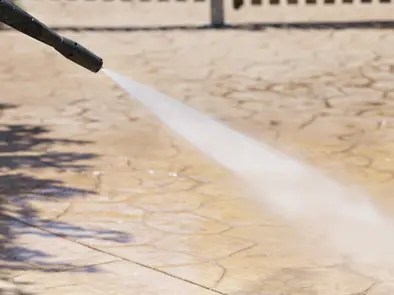 Limpiando el concreto estampado con agua a alta presión Limpiando el concreto estampado con agua a alta presión